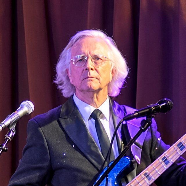 Desmonde Mulcahy, bass